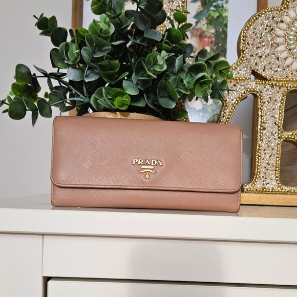 Prada Wallet with gold chain strap - Picture 2 of 9